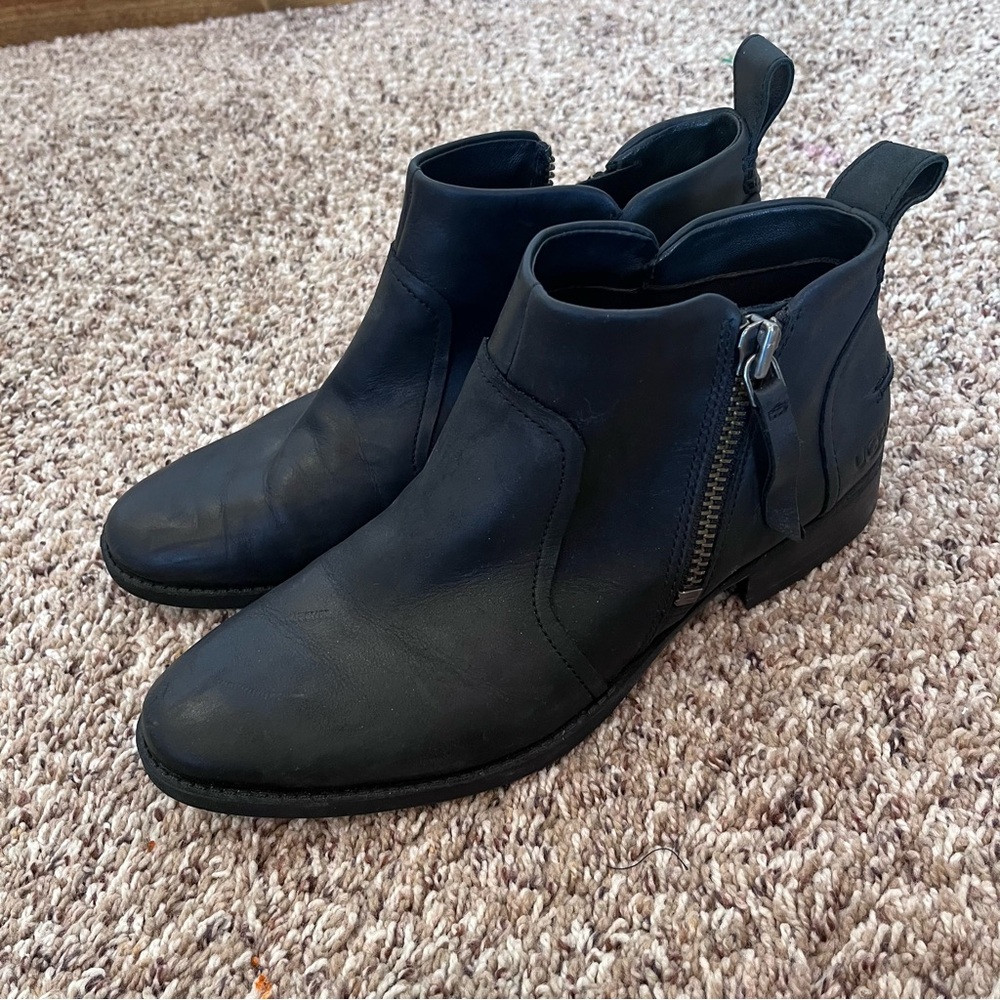 UGG Women's Aureo II Black Waterproof Leather Ankle Booties 1105865 Size 9.5